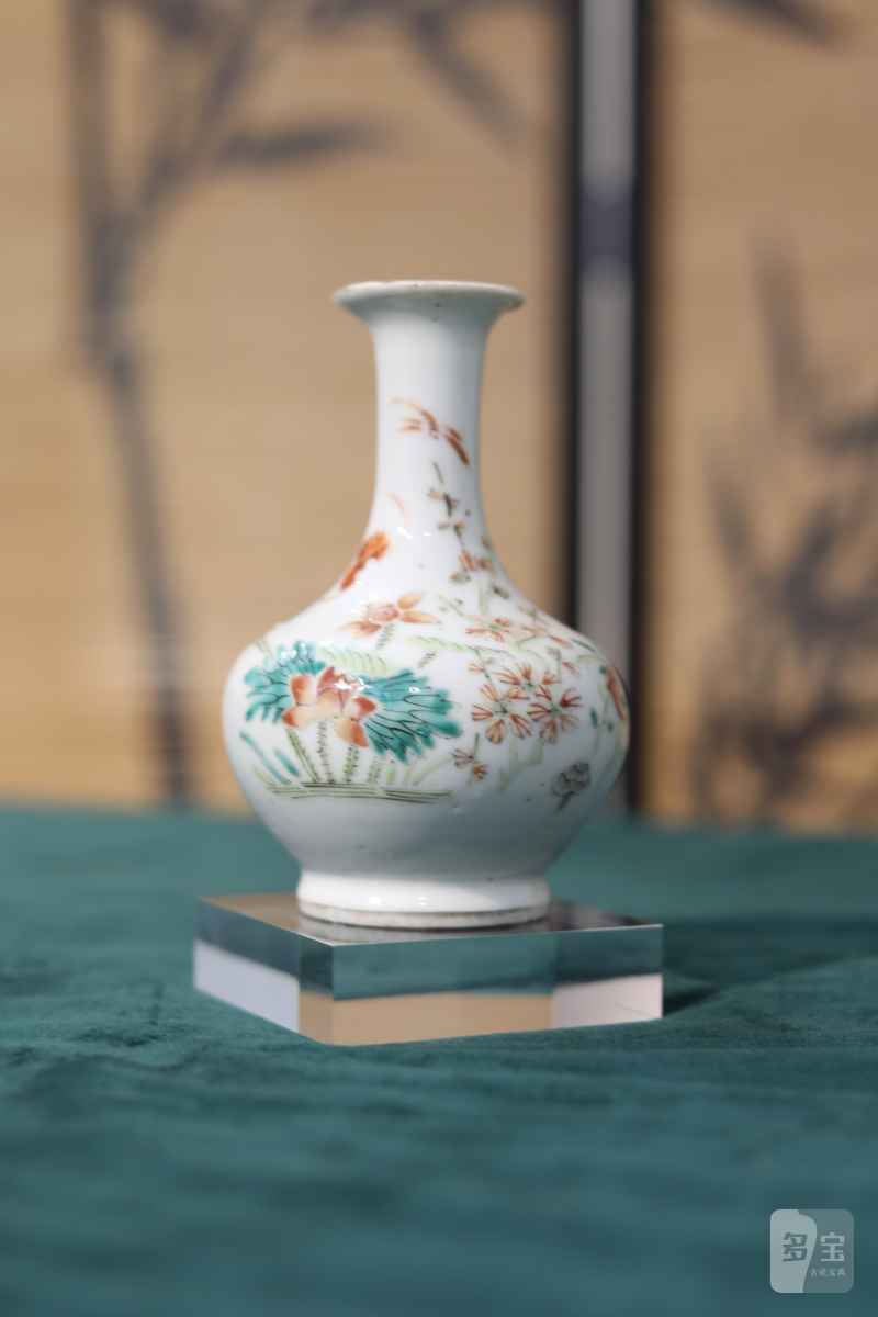 清晚期  粉彩荷塘花卉纹长颈瓶 - 图1